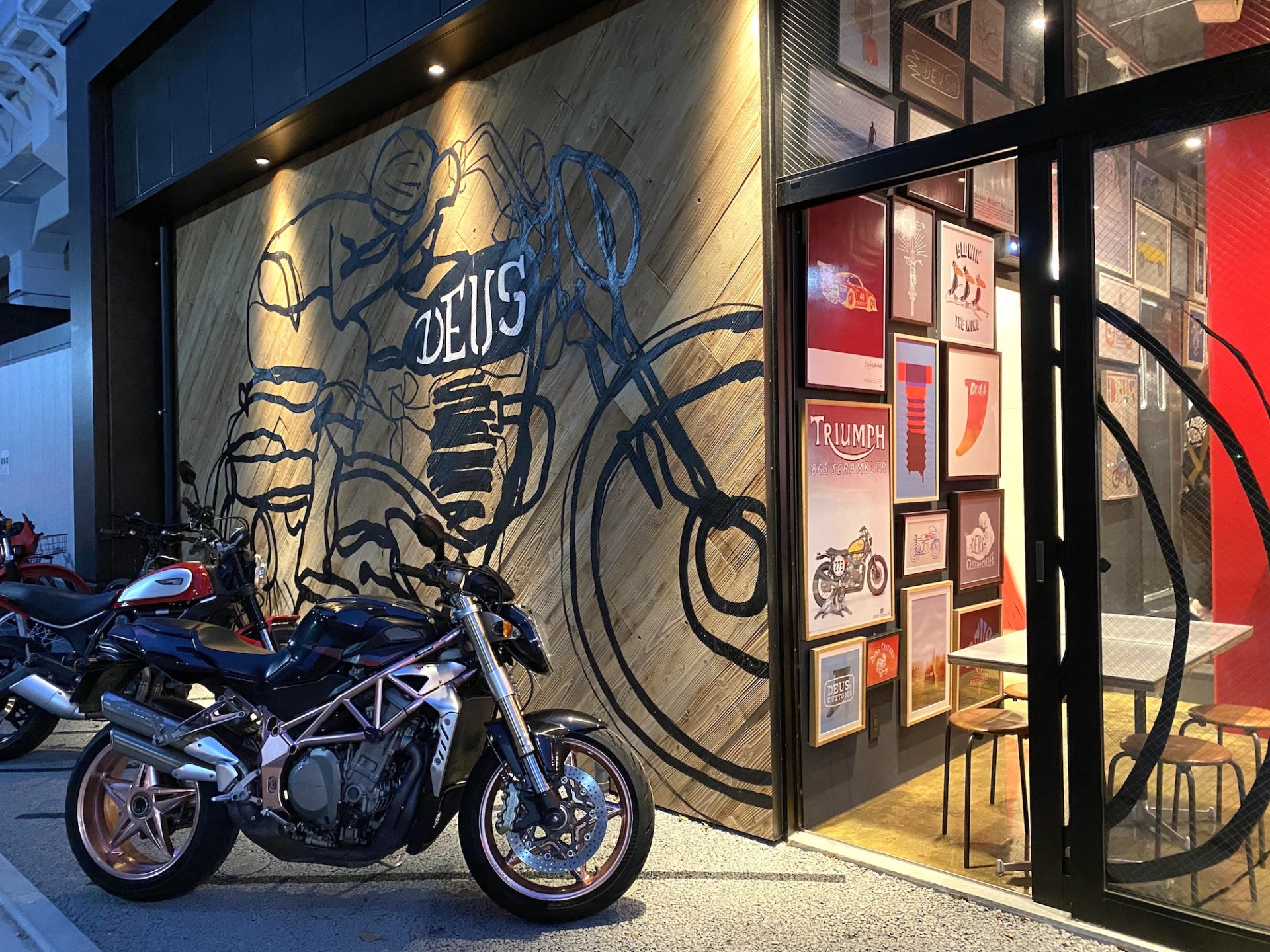 オートバイで行きたいカフェ Deus Ex Machina Asakusa 東京 バイク女子部 通信