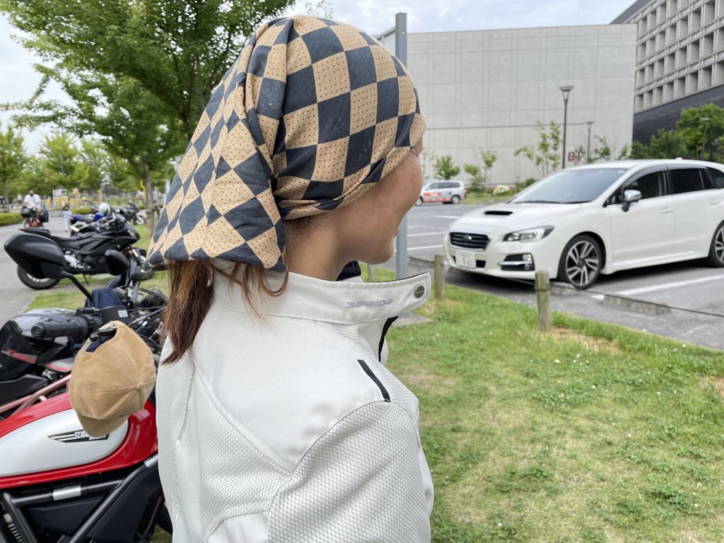 ヘルメットの内側に付くファンデーションは ネックチューブで解決 バイク女子部 通信