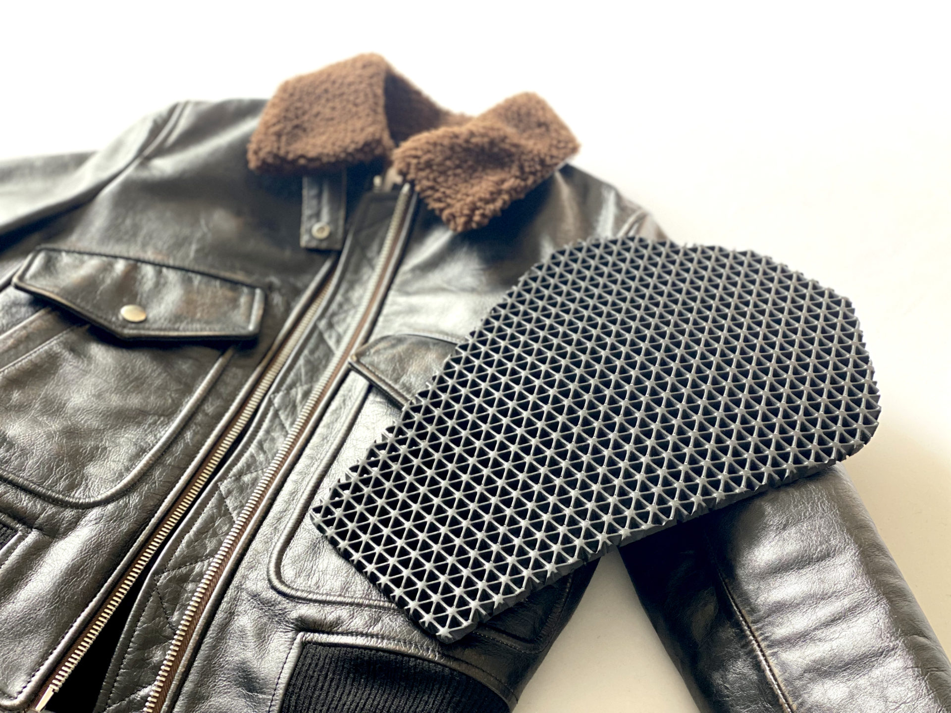 荒ワザ⁉︎】市販のアパレルジャケットにプロテクターを仕込んでみまし  